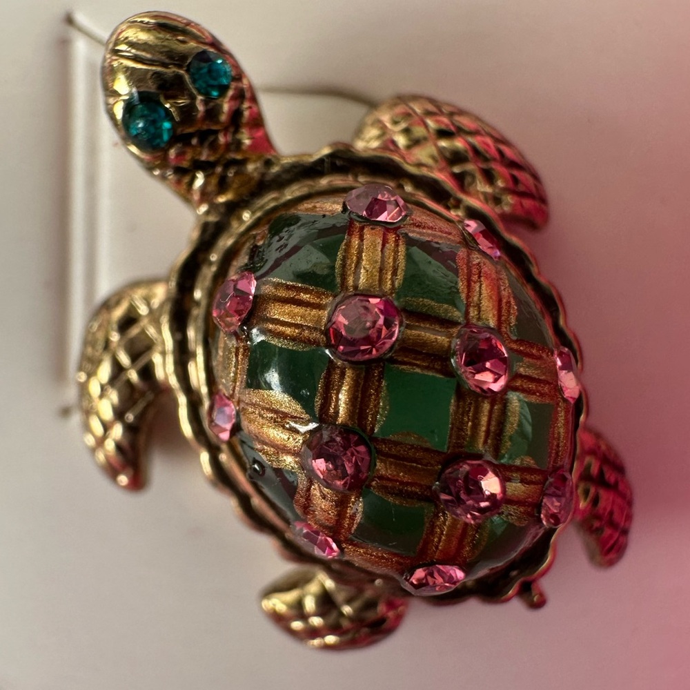 Betsey Johnson Turtle Earrings Pierced Stud 3D Gold Tone Rhinestones NWT - Picture 3 of 6